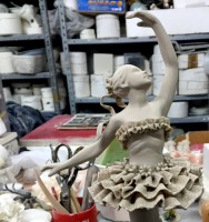 /album/lavorazione-arigianale-della-porcellana-di-capodimonte-/statuina-in-porcellana-la-ballerina-dai-maestri-ceramisti-di-capodimonte-nascono-sculture-e-oggetti-in-porcellana-creati-interamente-a-mano-jpg/